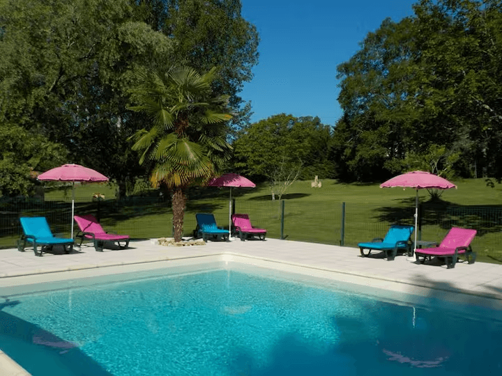 Piscine partagée au Domaine des Fours à Chaux